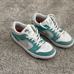 Nike SB Dunk Low in Turquoise and White